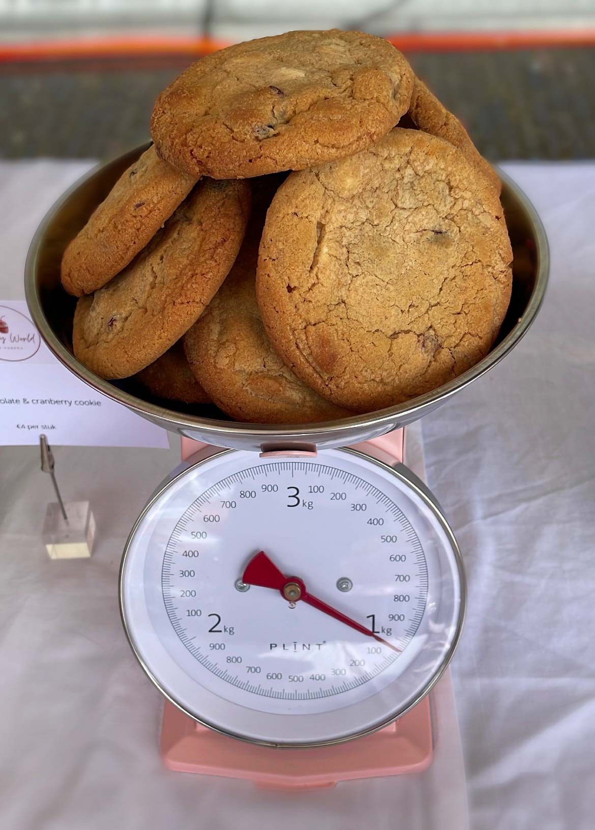 white chocolate & cranberry cookie